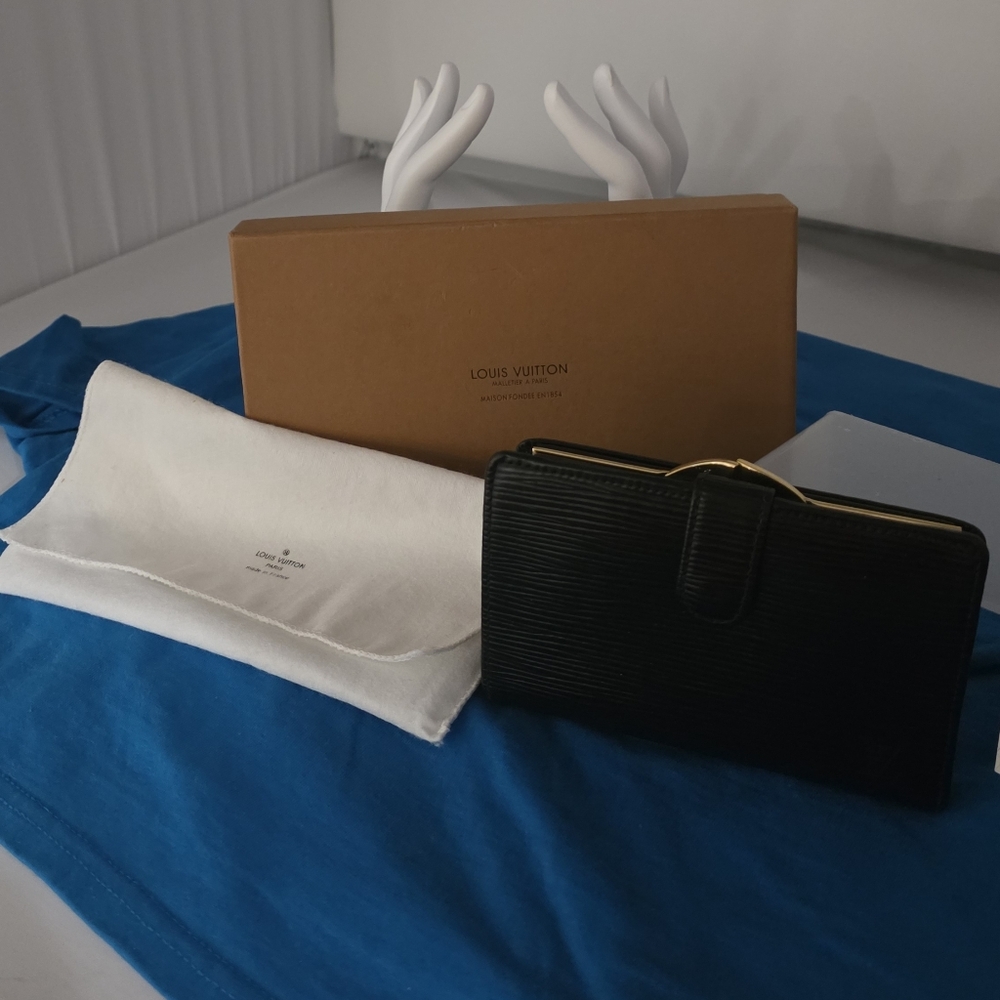 Louis  Vuitton snap lock monet portefeuille viennois, like new wallet With Box